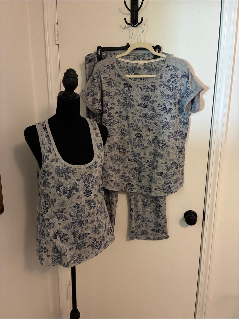 Lucky Brand Womens 3 Piece Pajama Set Grey Blue Floral Tee Tank Pants Large Cozy